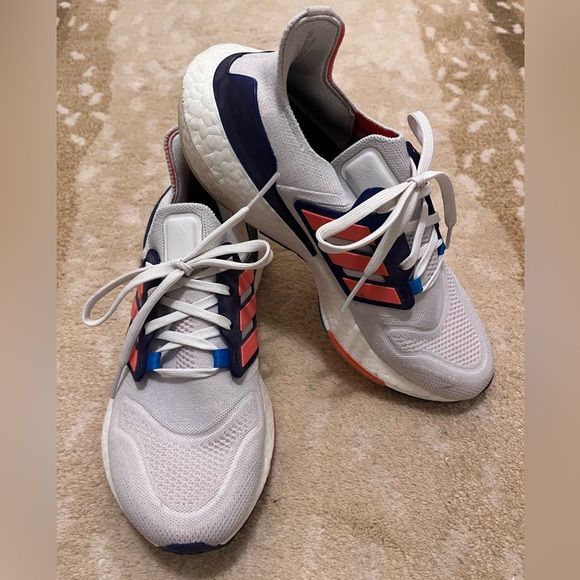 Adidas Women’s Ultraboost 22 - Picture 2 of 4
